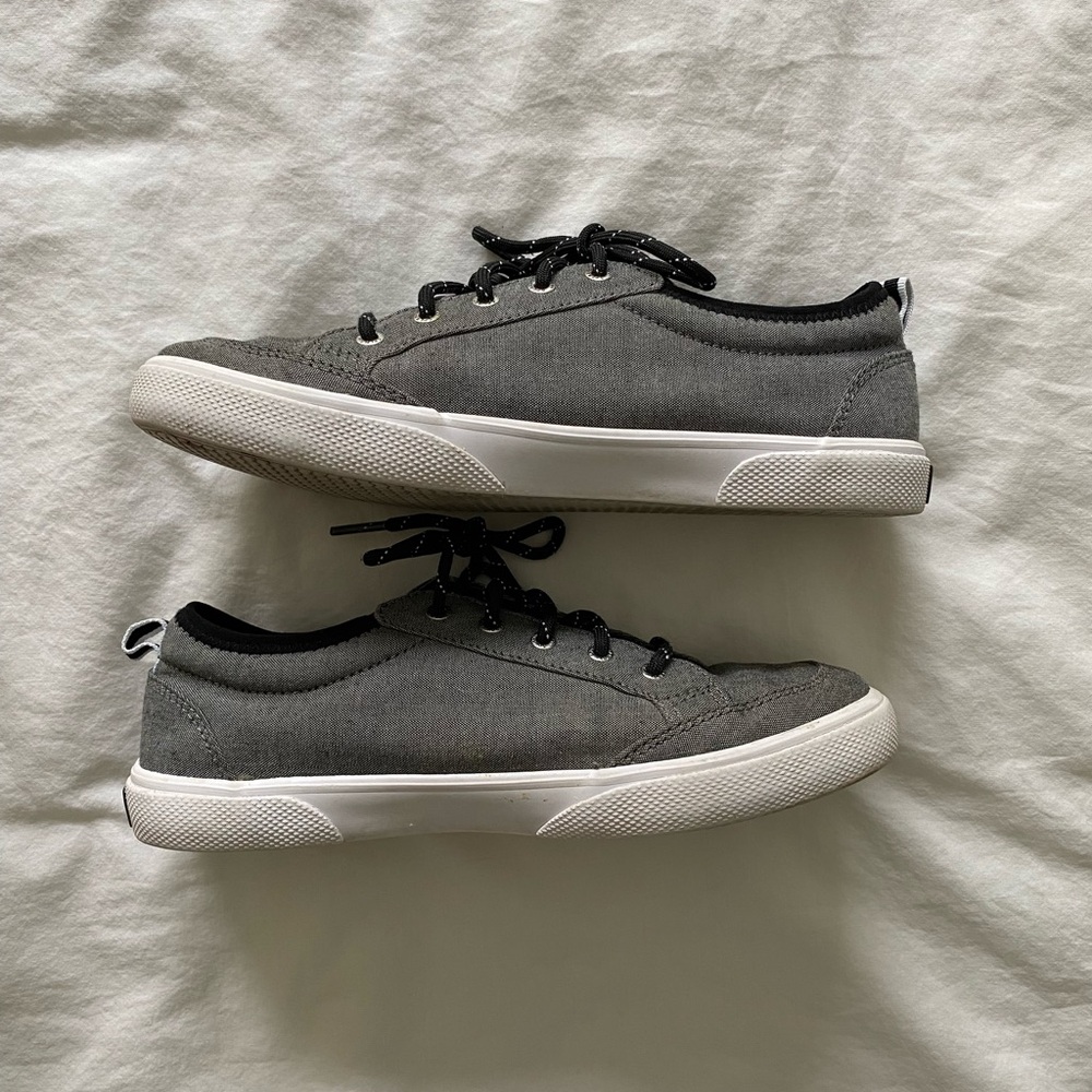 Boys Sperry Topsider Deckfin shoes size 3.5